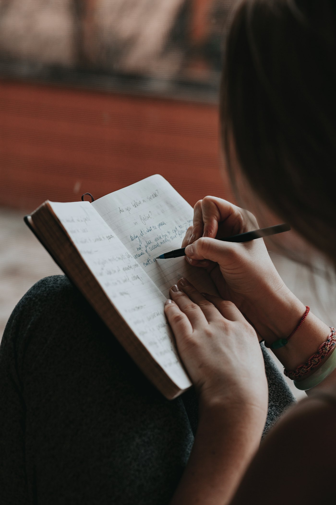 Iemand schrijft in een notitieboek