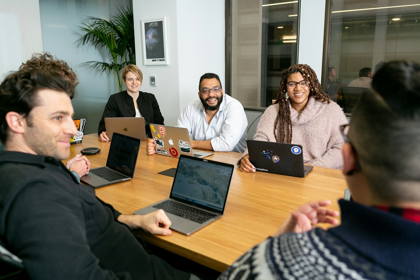 Team in overleg aan tafel met laptops